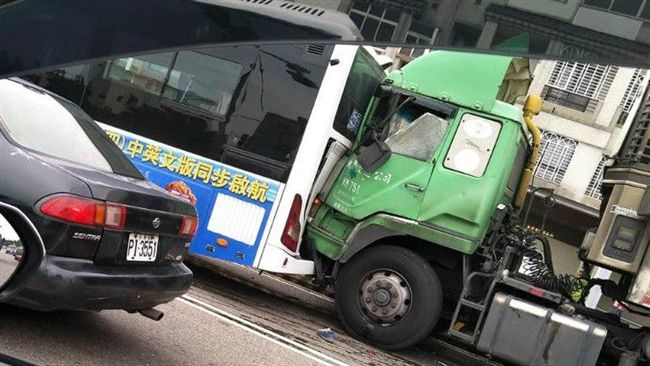 又是龍井交流道！聯結貨櫃車追撞巴士
