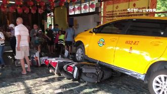 小黃衝路中廟壓4機車　駕駛趁亂落跑