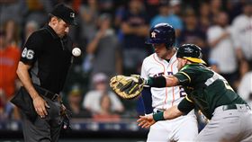 Alex Bregman內野滾地球讓運動家捕手連串失誤。（圖／路透社／達志影像）