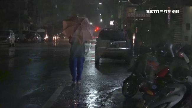 陽明山豪雨狂瀉！路面驚見「小瀑布」