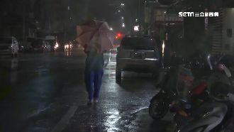 陽明山豪雨狂瀉！路面驚見「小瀑布」