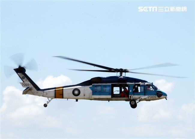 S70C海鷗救護直升機實施吊掛救護操演。（記者邱榮吉/台東拍攝）
