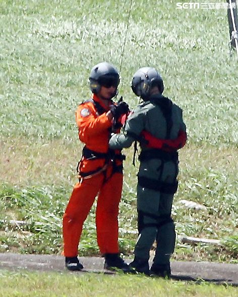 S70C海鷗救護直升機實施吊掛救護操演。（記者邱榮吉/台東拍攝）