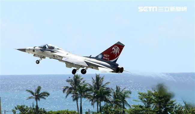 IDF經國號戰機實施高難度性能展示。（記者邱榮吉/台東拍攝）