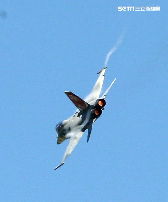 IDF經國號戰機實施高難度性能展示。（記者邱榮吉/台東拍攝）