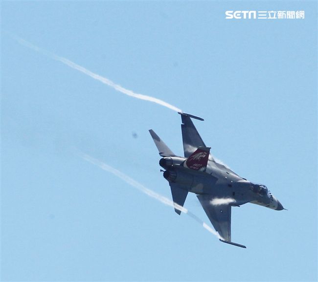 IDF經國號戰機實施高難度性能展示。（記者邱榮吉/台東拍攝）