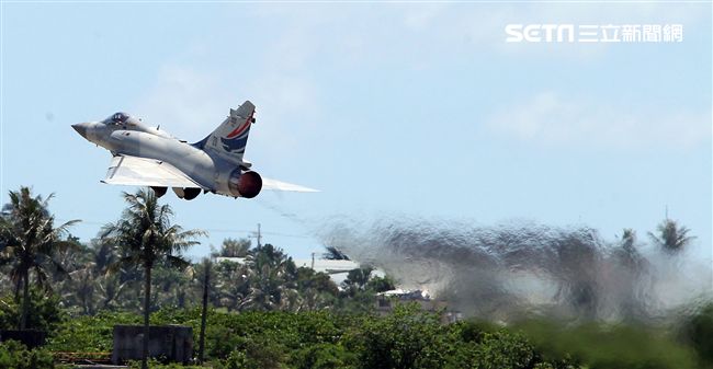 M2000-5幻象戰機實施高難度性能展示。（記者邱榮吉/台東拍攝）