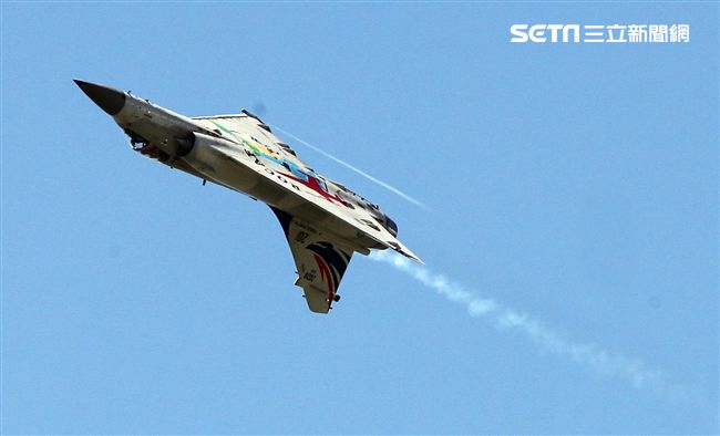 M2000-5幻象戰機實施高難度性能展示。（記者邱榮吉/台東拍攝）