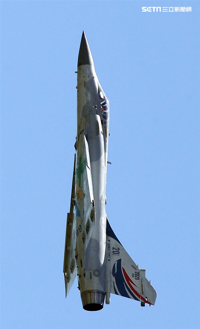 M2000-5幻象戰機實施高難度性能展示。（記者邱榮吉/台東拍攝）