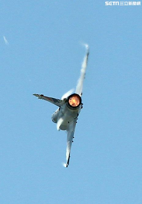 M2000-5幻象戰機實施高難度性能展示。（記者邱榮吉/台東拍攝）