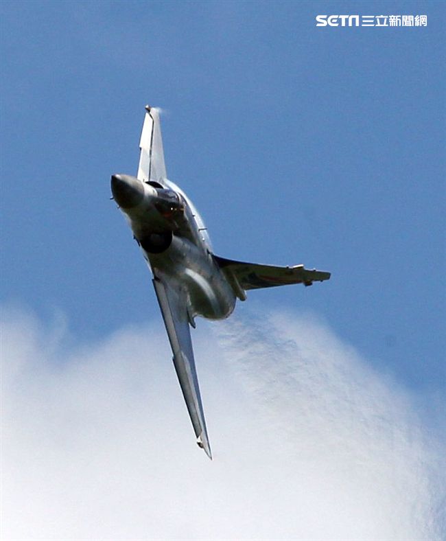M2000-5幻象戰機實施高難度性能展示。（記者邱榮吉/台東拍攝）