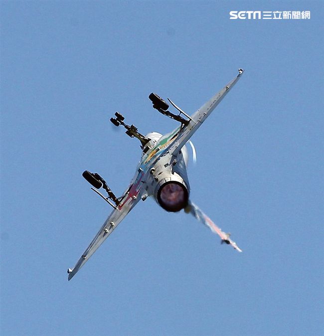M2000-5幻象戰機實施高難度性能展示。（記者邱榮吉/台東拍攝）