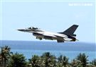 F16戰機實施高難度性能展示。（記者邱榮吉/台東拍攝）