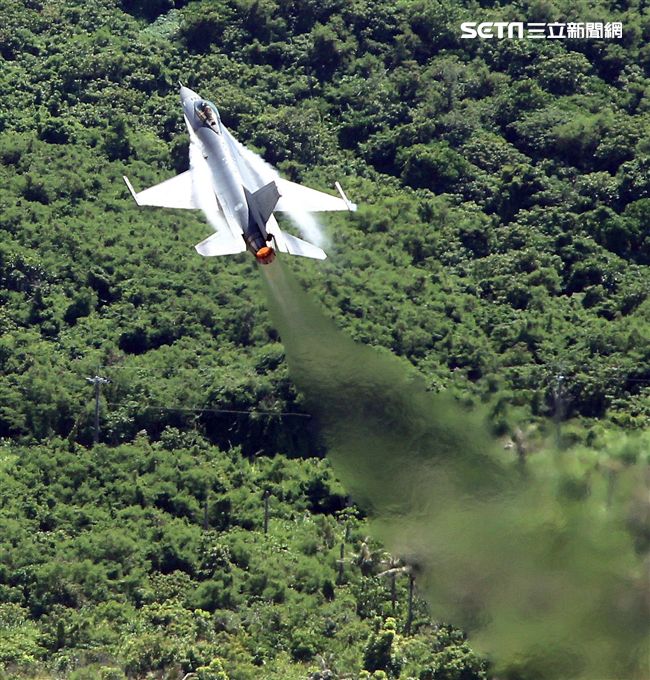 F16戰機實施高難度性能展示。（記者邱榮吉/台東拍攝）