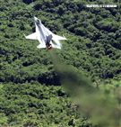 F16戰機實施高難度性能展示。（記者邱榮吉/台東拍攝）