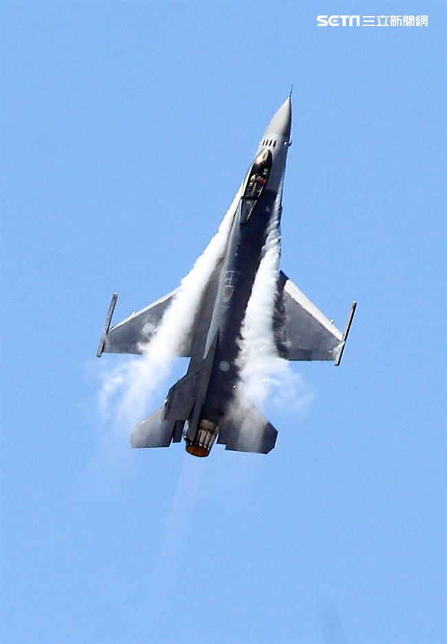 F16戰機實施高難度性能展示。（記者邱榮吉/台東拍攝）