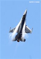 F16戰機實施高難度性能展示。（記者邱榮吉/台東拍攝）