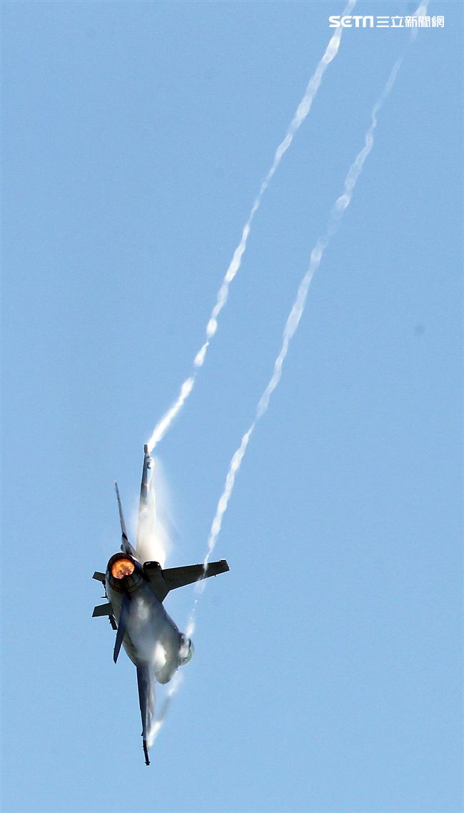 F16戰機實施高難度性能展示。（記者邱榮吉/台東拍攝）
