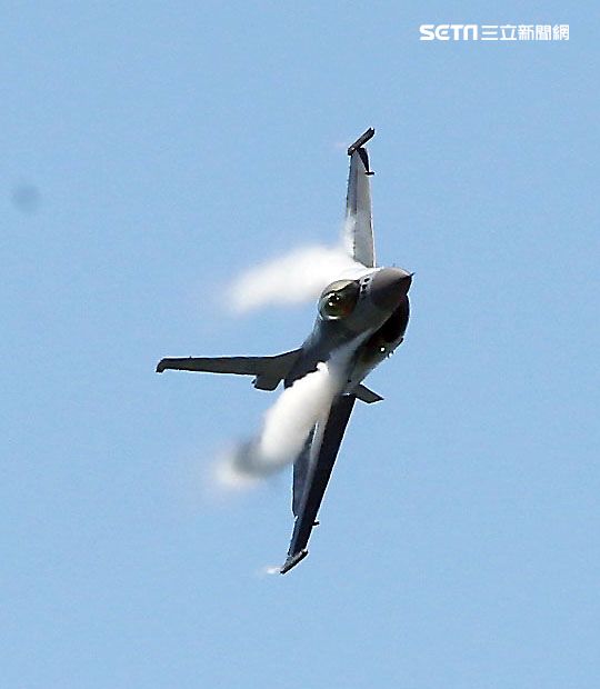 F16戰機實施高難度性能展示。（記者邱榮吉/台東拍攝）