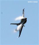 F16戰機實施高難度性能展示。（記者邱榮吉/台東拍攝）