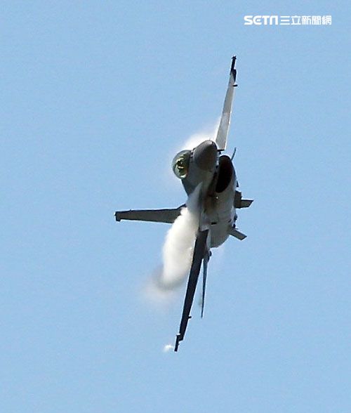 F16戰機實施高難度性能展示。（記者邱榮吉/台東拍攝）