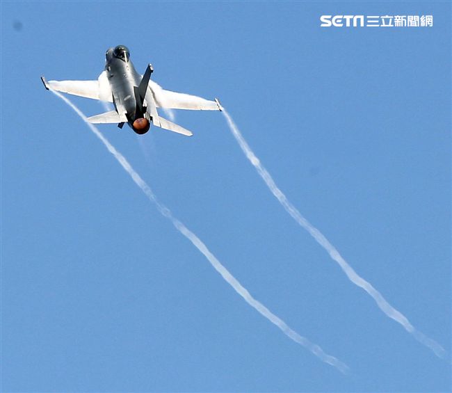 F16戰機實施高難度性能展示。（記者邱榮吉/台東拍攝）