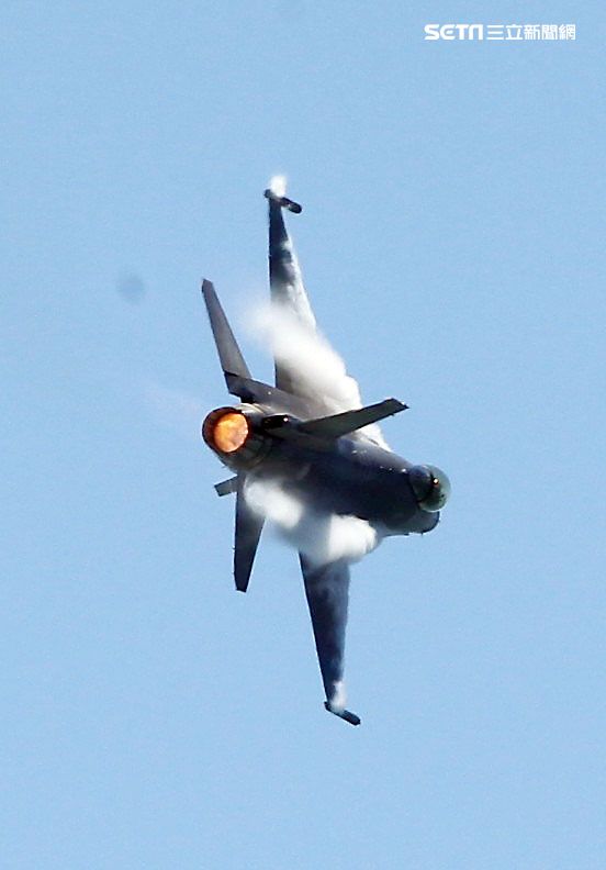 F16戰機實施高難度性能展示。（記者邱榮吉/台東拍攝）