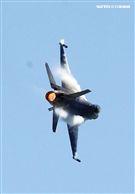 F16戰機實施高難度性能展示。（記者邱榮吉/台東拍攝）