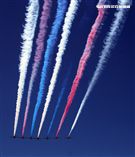 雷虎小組特技表演壓軸搭配彩色煙霧將藍天為畫布，呈現不同精采的畫面。（記者邱榮吉/台東拍攝）