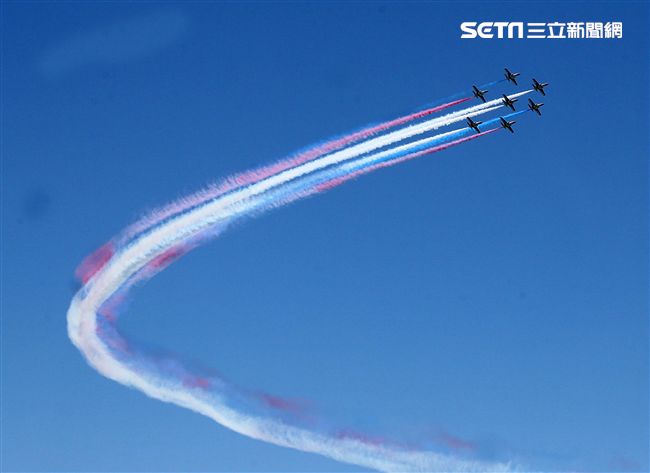 雷虎小組特技表演壓軸搭配彩色煙霧將藍天為畫布，呈現不同精采的畫面。（記者邱榮吉/台東拍攝）