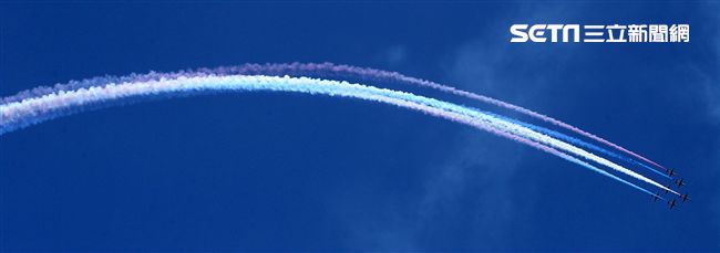 雷虎小組特技表演壓軸搭配彩色煙霧將藍天為畫布，呈現不同精采的畫面。（記者邱榮吉/台東拍攝）