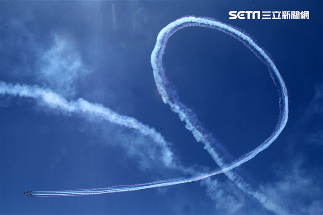 雷虎小組特技表演壓軸搭配彩色煙霧將藍天為畫布，呈現不同精采的畫面。（記者邱榮吉/台東拍攝）