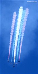 雷虎小組特技表演壓軸搭配彩色煙霧將藍天為畫布，呈現不同精采的畫面。（記者邱榮吉/台東拍攝）