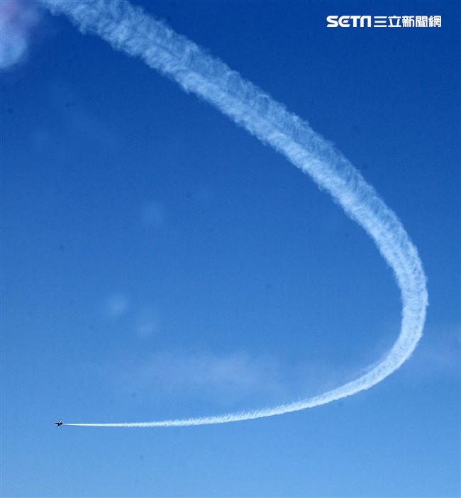 雷虎小組特技表演壓軸搭配彩色煙霧將藍天為畫布，呈現不同精采的畫面。（記者邱榮吉/台東拍攝）