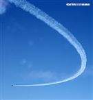 雷虎小組特技表演壓軸搭配彩色煙霧將藍天為畫布，呈現不同精采的畫面。（記者邱榮吉/台東拍攝）