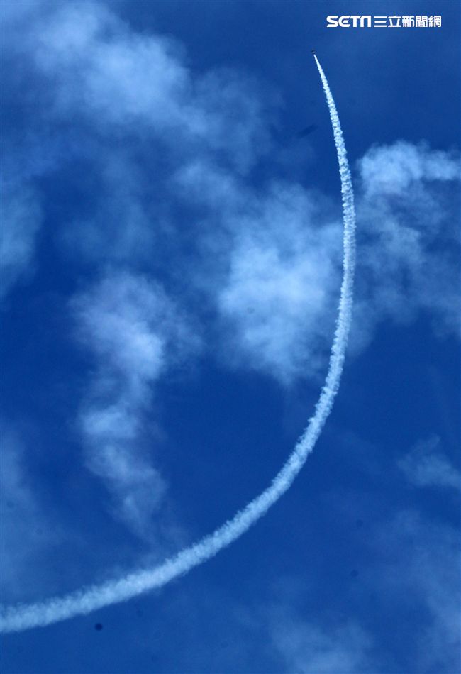 雷虎小組特技表演壓軸搭配彩色煙霧將藍天為畫布，呈現不同精采的畫面。（記者邱榮吉/台東拍攝）