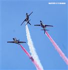 雷虎小組特技表演壓軸搭配彩色煙霧將藍天為畫布，呈現不同精采的畫面。（記者邱榮吉/台東拍攝）