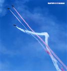 雷虎小組特技表演壓軸搭配彩色煙霧將藍天為畫布，呈現不同精采的畫面。（記者邱榮吉/台東拍攝）