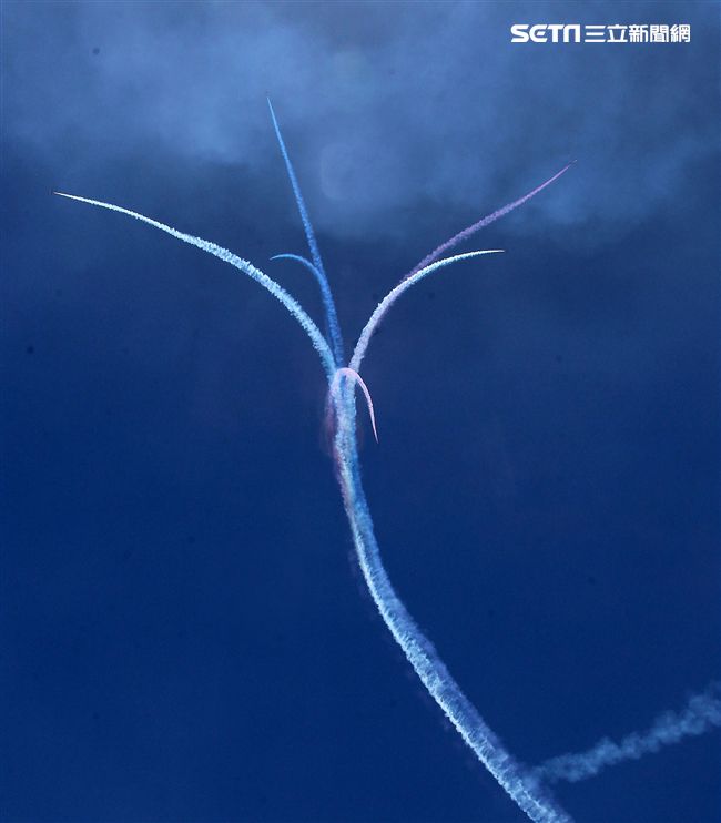 雷虎小組特技表演壓軸搭配彩色煙霧將藍天為畫布，呈現不同精采的畫面。（記者邱榮吉/台東拍攝）