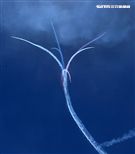 雷虎小組特技表演壓軸搭配彩色煙霧將藍天為畫布，呈現不同精采的畫面。（記者邱榮吉/台東拍攝）