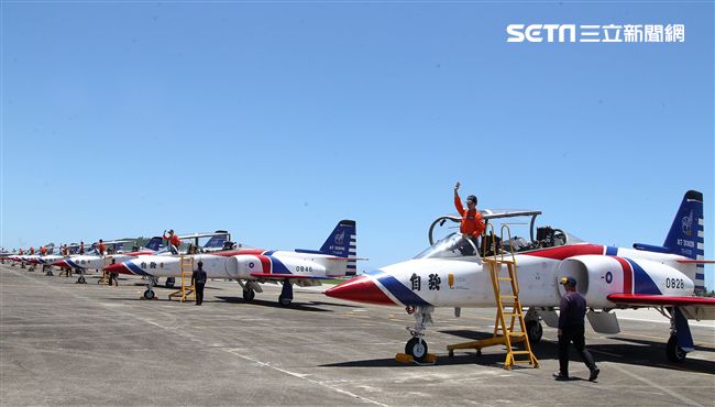 雷虎小組特技表演壓軸搭配彩色煙霧將藍天為畫布，呈現不同精采的畫面。（記者邱榮吉/台東拍攝）