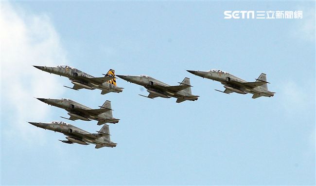 Ｆ-5黃斑相間虎斑紋彩繪機，象徵著基地所孕育出的小老虎。（記者邱榮吉/台東拍攝）