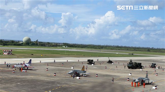 107空軍國防知性之旅營區開放台東志航基地登場。（記者邱榮吉/台東拍攝）