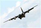 Ｃ-130H運輸機實施「高進場突擊落地」60度小轉彎秀性能，和三型主力戰機尬技術驚艷全場。（記者邱榮