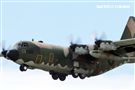 Ｃ-130H運輸機實施「高進場突擊落地」60度小轉彎秀性能，和三型主力戰機尬技術驚艷全場。（記者邱榮