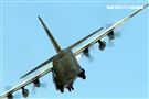 Ｃ-130H運輸機實施「高進場突擊落地」60度小轉彎秀性能，和三型主力戰機尬技術驚艷全場。（記者邱榮