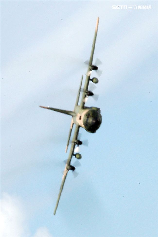 Ｃ-130H運輸機實施「高進場突擊落地」60度小轉彎秀性能，和三型主力戰機尬技術驚艷全場。（記者邱榮