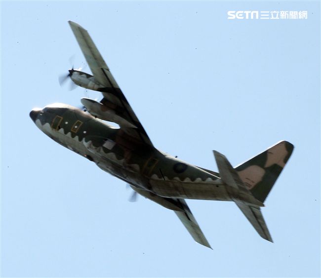 Ｃ-130H運輸機實施「高進場突擊落地」60度小轉彎秀性能，和三型主力戰機尬技術驚艷全場。（記者邱榮