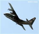 Ｃ-130H運輸機實施「高進場突擊落地」60度小轉彎秀性能，和三型主力戰機尬技術驚艷全場。（記者邱榮