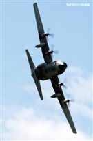 Ｃ-130H運輸機實施「高進場突擊落地」60度小轉彎秀性能，和三型主力戰機尬技術驚艷全場。（記者邱榮